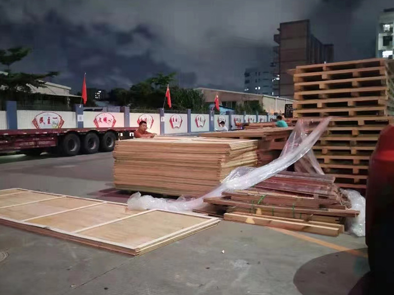 深圳石岩某重型(xíng)設備包裝