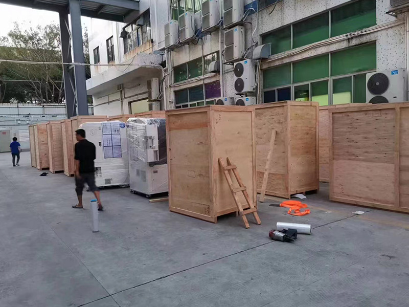 深圳福(fu)永出口設備打(da)包現場